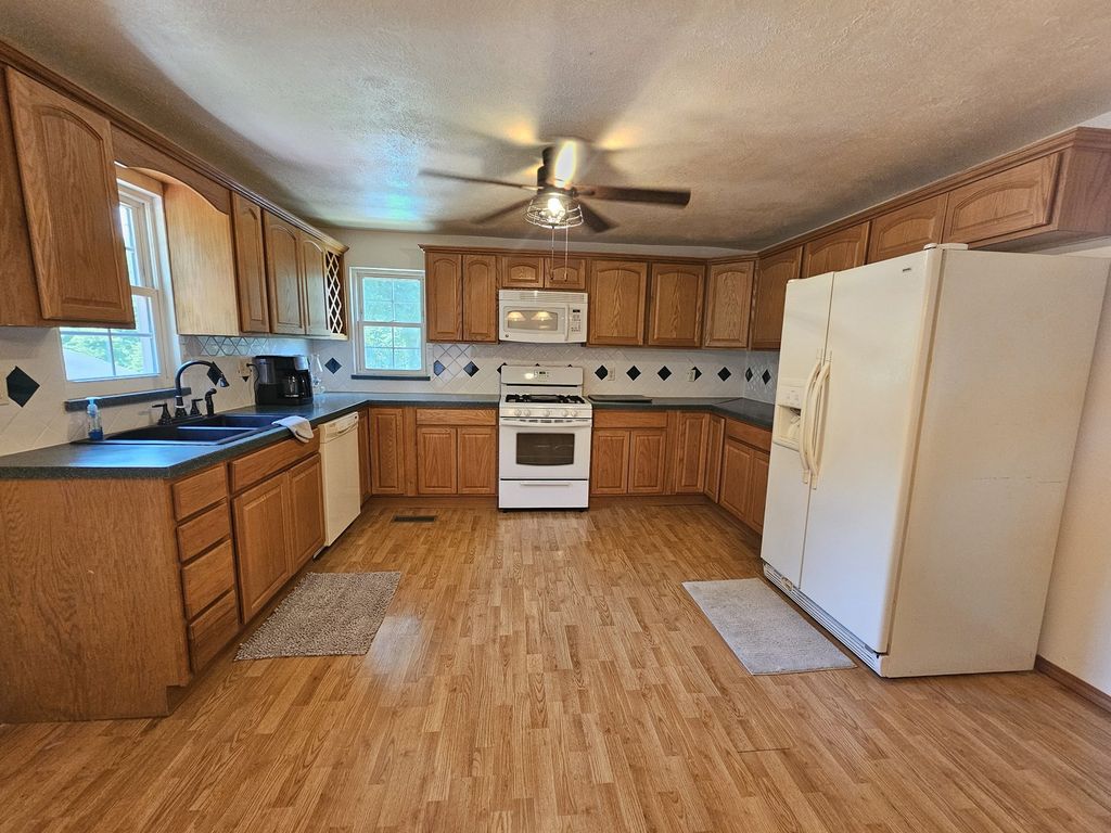 Image 17 of property listing at 8841 N Triton Lane, Mt Vernon, IL 62864