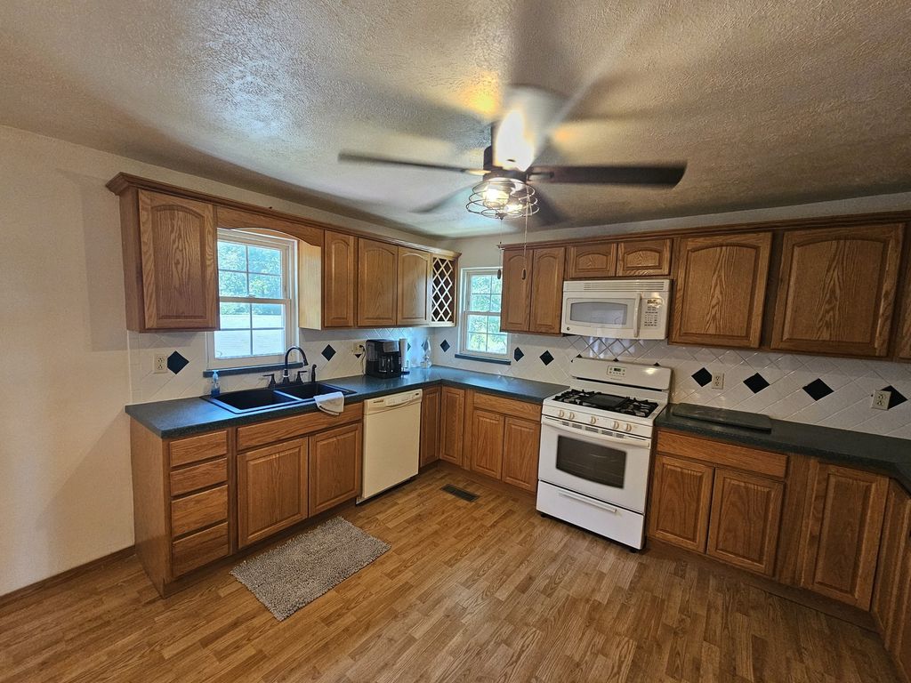 Image 18 of property listing at 8841 N Triton Lane, Mt Vernon, IL 62864