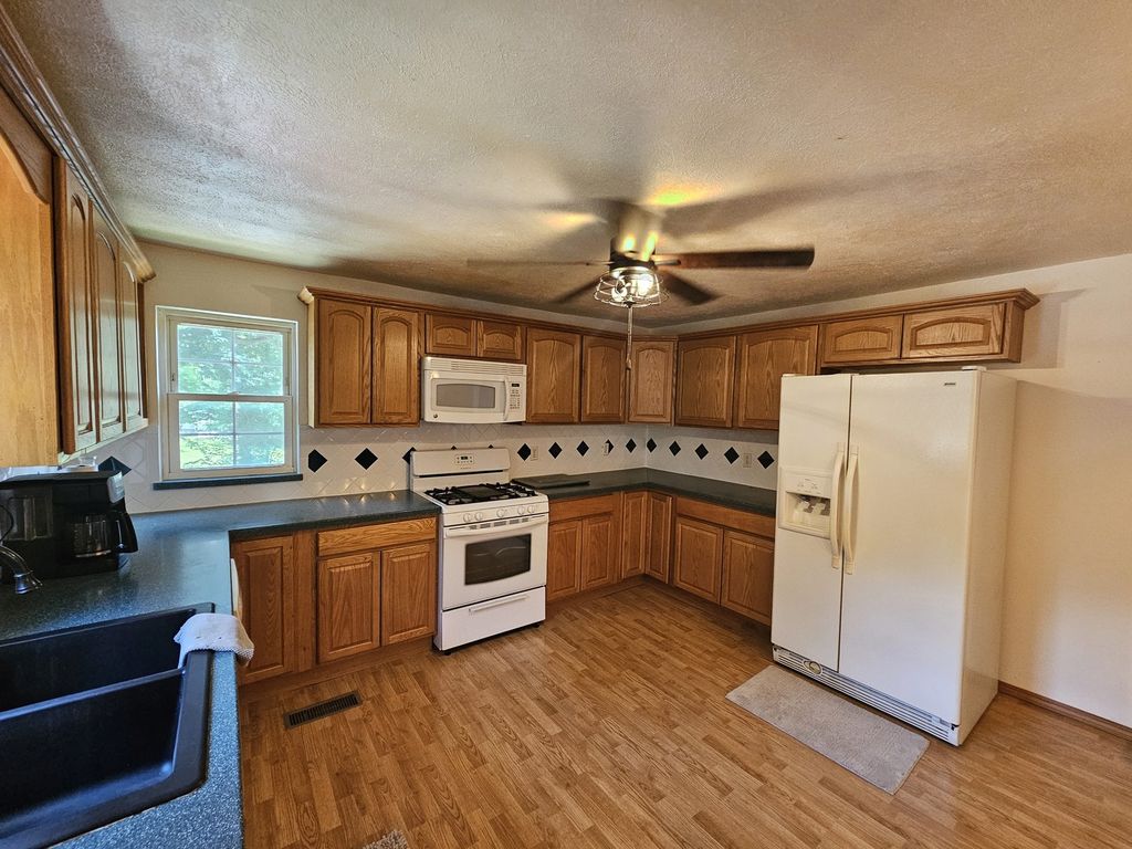 Image 19 of property listing at 8841 N Triton Lane, Mt Vernon, IL 62864