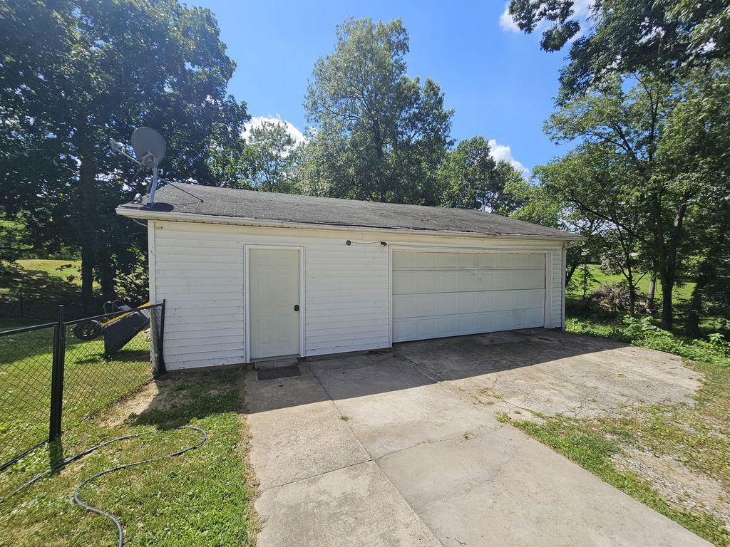 Image 4 of property listing at 8841 N Triton Lane, Mt Vernon, IL 62864