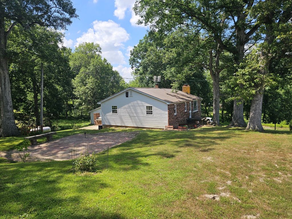 Image 5 of property listing at 8841 N Triton Lane, Mt Vernon, IL 62864