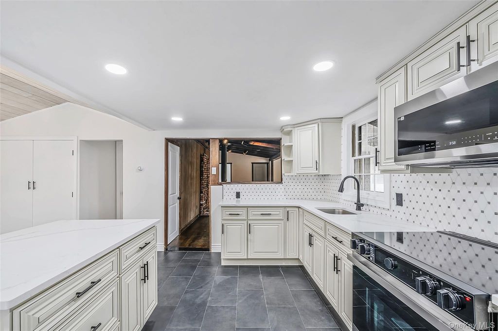 68 Oakdale Avenue, Selden, NY 11784 — photo 5
