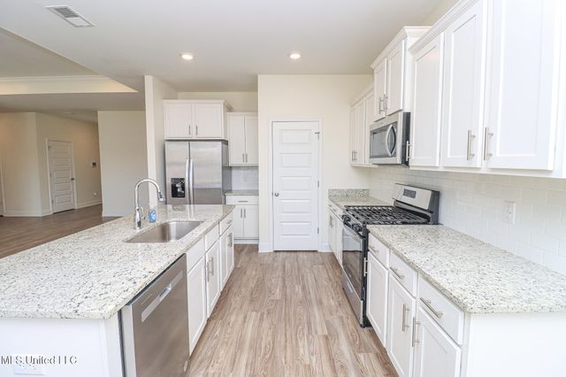 212 Serenity Lake Drive, Pearl, MS 39208