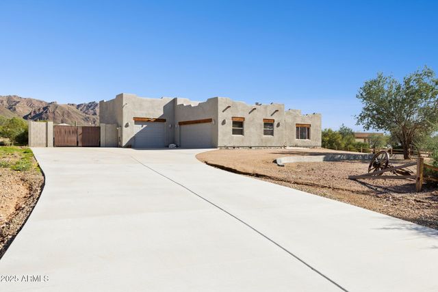 103 S SIXSHOOTER Road S, Apache Junction, AZ 85119