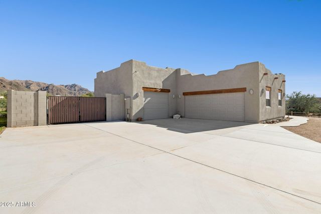 103 S SIXSHOOTER Road S, Apache Junction, AZ 85119