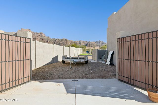 103 S SIXSHOOTER Road S, Apache Junction, AZ 85119