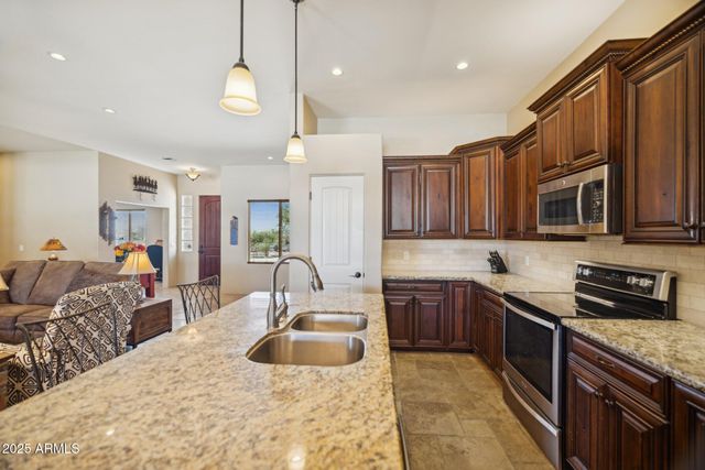 103 S SIXSHOOTER Road S, Apache Junction, AZ 85119