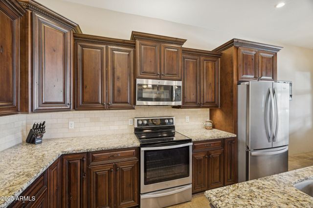 103 S SIXSHOOTER Road S, Apache Junction, AZ 85119