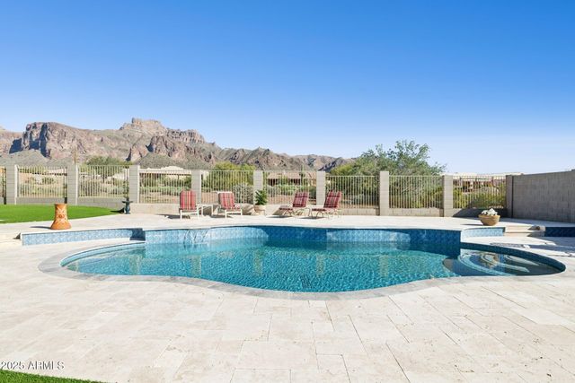 103 S SIXSHOOTER Road S, Apache Junction, AZ 85119