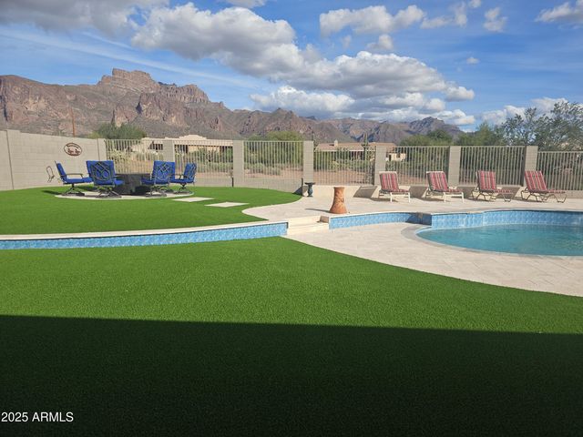 103 S SIXSHOOTER Road S, Apache Junction, AZ 85119