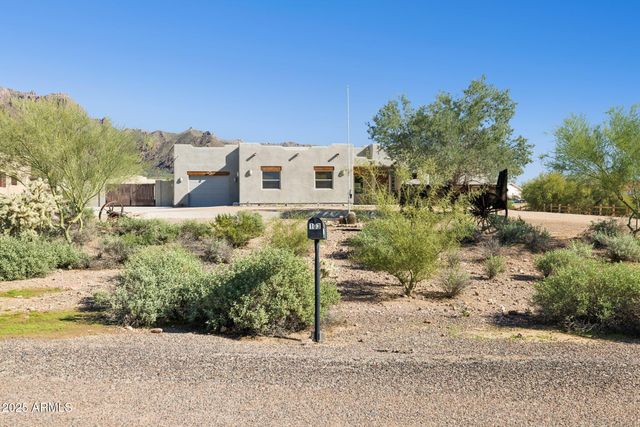 103 S SIXSHOOTER Road S, Apache Junction, AZ 85119