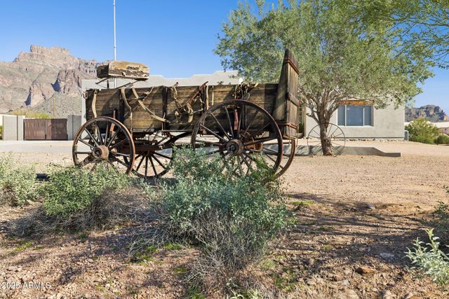 103 S SIXSHOOTER Road S, Apache Junction, AZ 85119