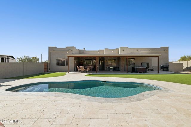 103 S SIXSHOOTER Road S, Apache Junction, AZ 85119