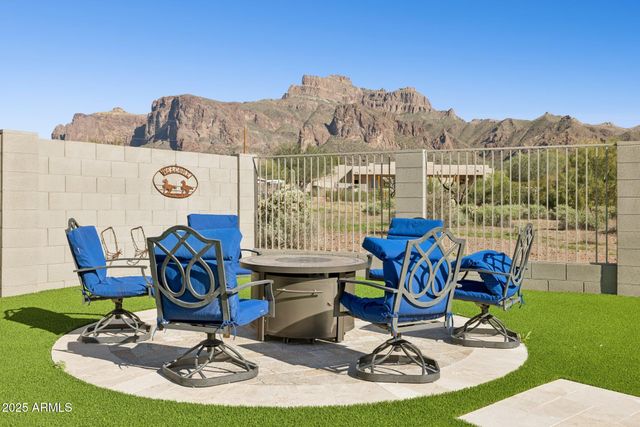 103 S SIXSHOOTER Road S, Apache Junction, AZ 85119