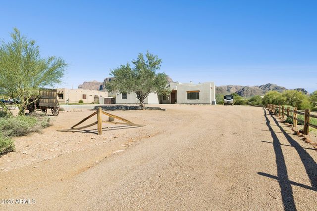 103 S SIXSHOOTER Road S, Apache Junction, AZ 85119