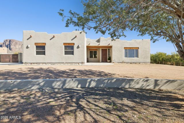 103 S SIXSHOOTER Road S, Apache Junction, AZ 85119