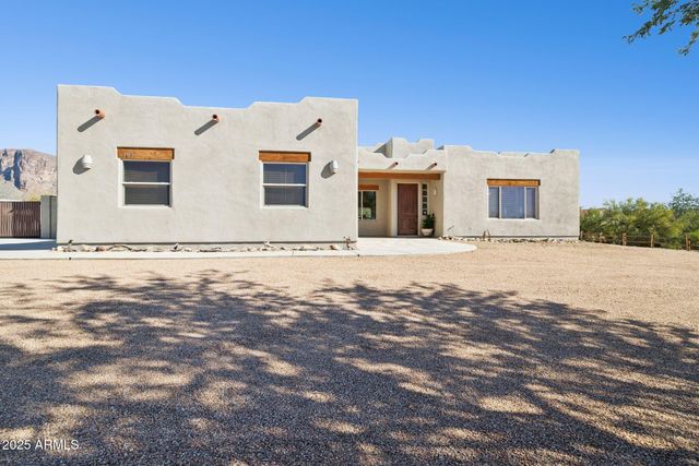103 S SIXSHOOTER Road S, Apache Junction, AZ 85119