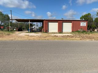 416 Bowman, Devine, TX 78016