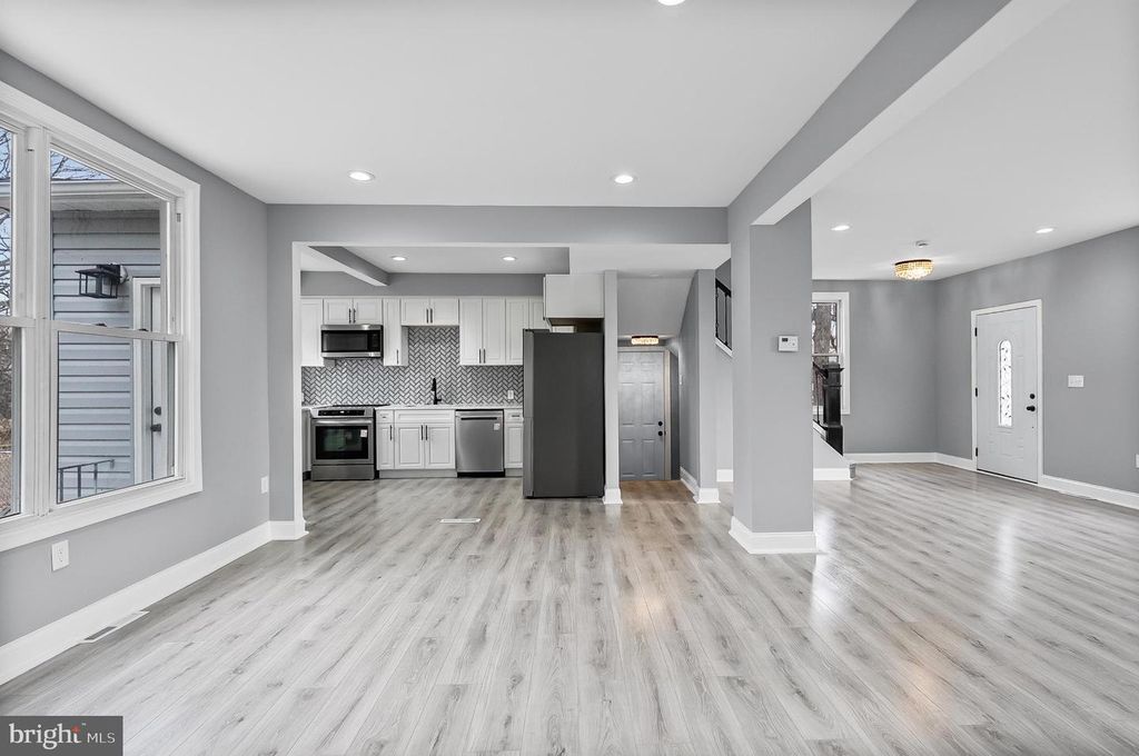 Image 12 of property listing at 5306 KENILWORTH AVE, Baltimore, MD 21212