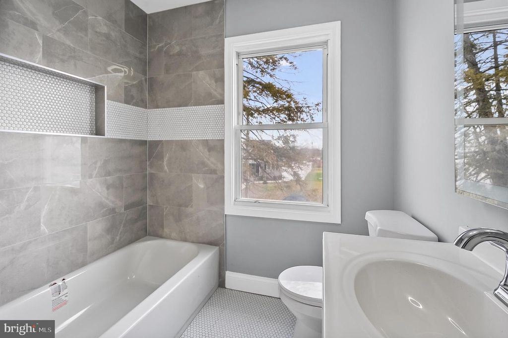 Image 17 of property listing at 5306 KENILWORTH AVE, Baltimore, MD 21212