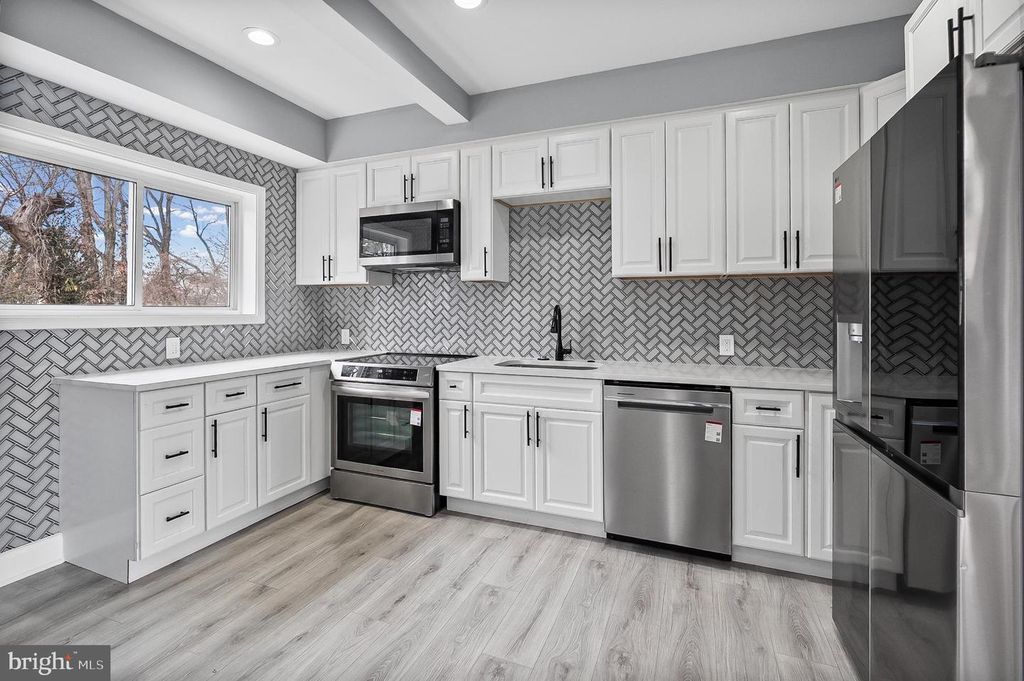 Image 10 of property listing at 5306 KENILWORTH AVE, Baltimore, MD 21212