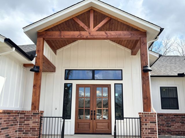 155 Pradera Ridge Drive, Floresville, TX 78114