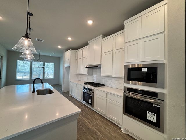 155 Pradera Ridge Drive, Floresville, TX 78114