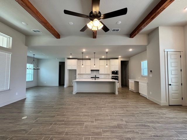 155 Pradera Ridge Drive, Floresville, TX 78114