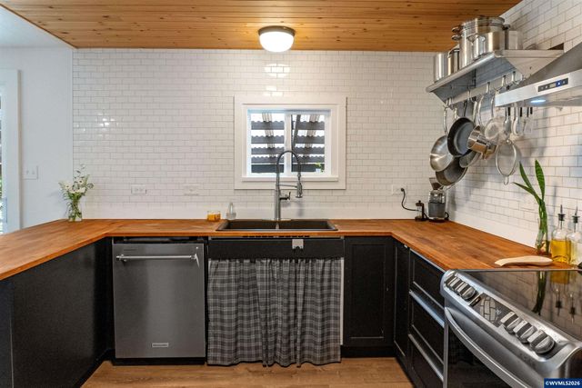 122 NE Crane Ln, Corvallis, OR 97330