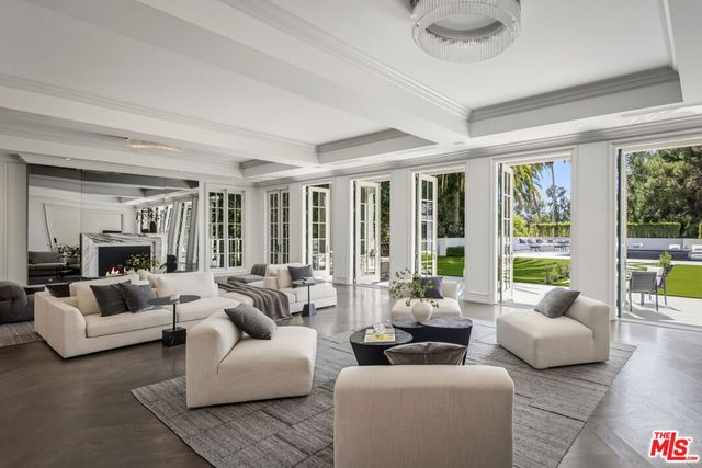 917 N Crescent Drive, Beverly Hills, CA 90210