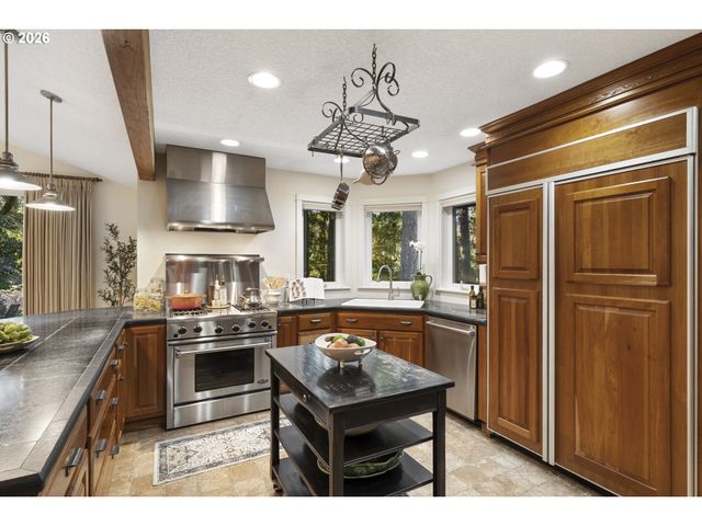 4520 CALAROGA Dr, West Linn, OR 97068