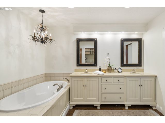 4520 CALAROGA Dr, West Linn, OR 97068