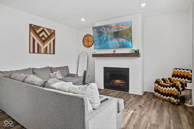 2134 Dixon Creek Drive, Whitestown, IN 46075