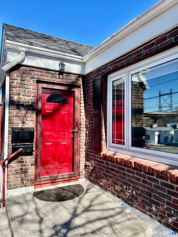 657 Naugatuck Avenue, Milford, CT 06461