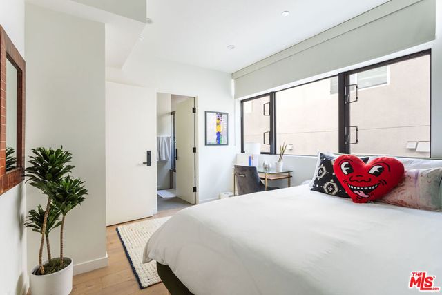 7584 W Skye Way, Los Angeles, CA 90046