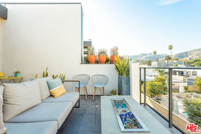 7584 W Skye Way, Los Angeles, CA 90046