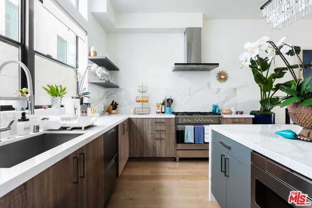 7584 W Skye Way, Los Angeles, CA 90046