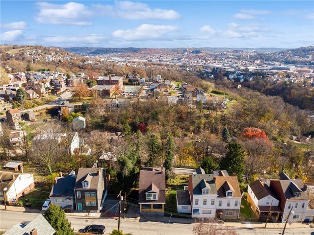 1706 Rhine St, Spring Hill, PA 15212