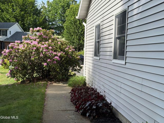 3061 New Williamsburg Drive, Guilderland, NY 12303