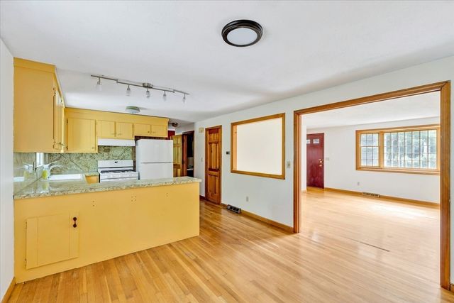 804 Putnam Ave, Barnstable, MA 02635
