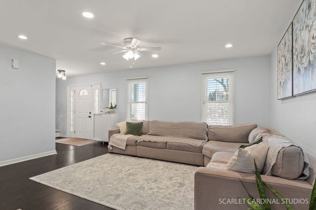 20 Shore Drive, Schaumburg, IL 60193