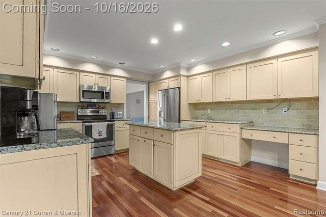 15562 N Royal Doulton Boulevard, Clinton Township, MI 48038