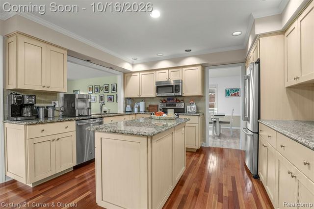 15562 N Royal Doulton Boulevard, Clinton Township, MI 48038