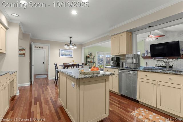 15562 N Royal Doulton Boulevard, Clinton Township, MI 48038