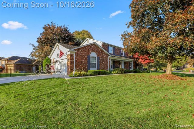 15562 N Royal Doulton Boulevard, Clinton Township, MI 48038
