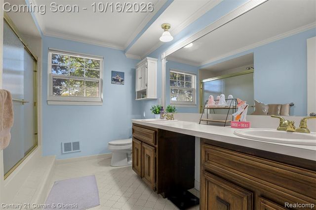 15562 N Royal Doulton Boulevard, Clinton Township, MI 48038