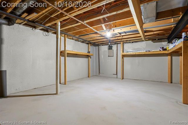 15562 N Royal Doulton Boulevard, Clinton Township, MI 48038
