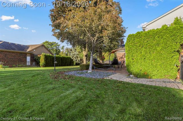 15562 N Royal Doulton Boulevard, Clinton Township, MI 48038