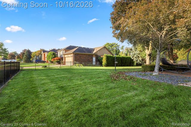 15562 N Royal Doulton Boulevard, Clinton Township, MI 48038
