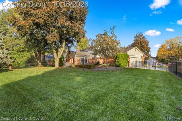 15562 N Royal Doulton Boulevard, Clinton Township, MI 48038